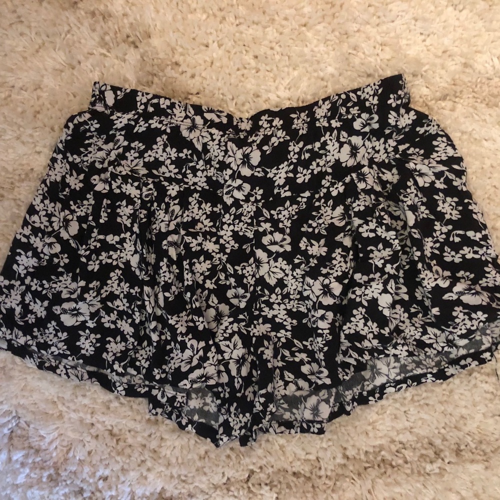 LA hearts design shorts